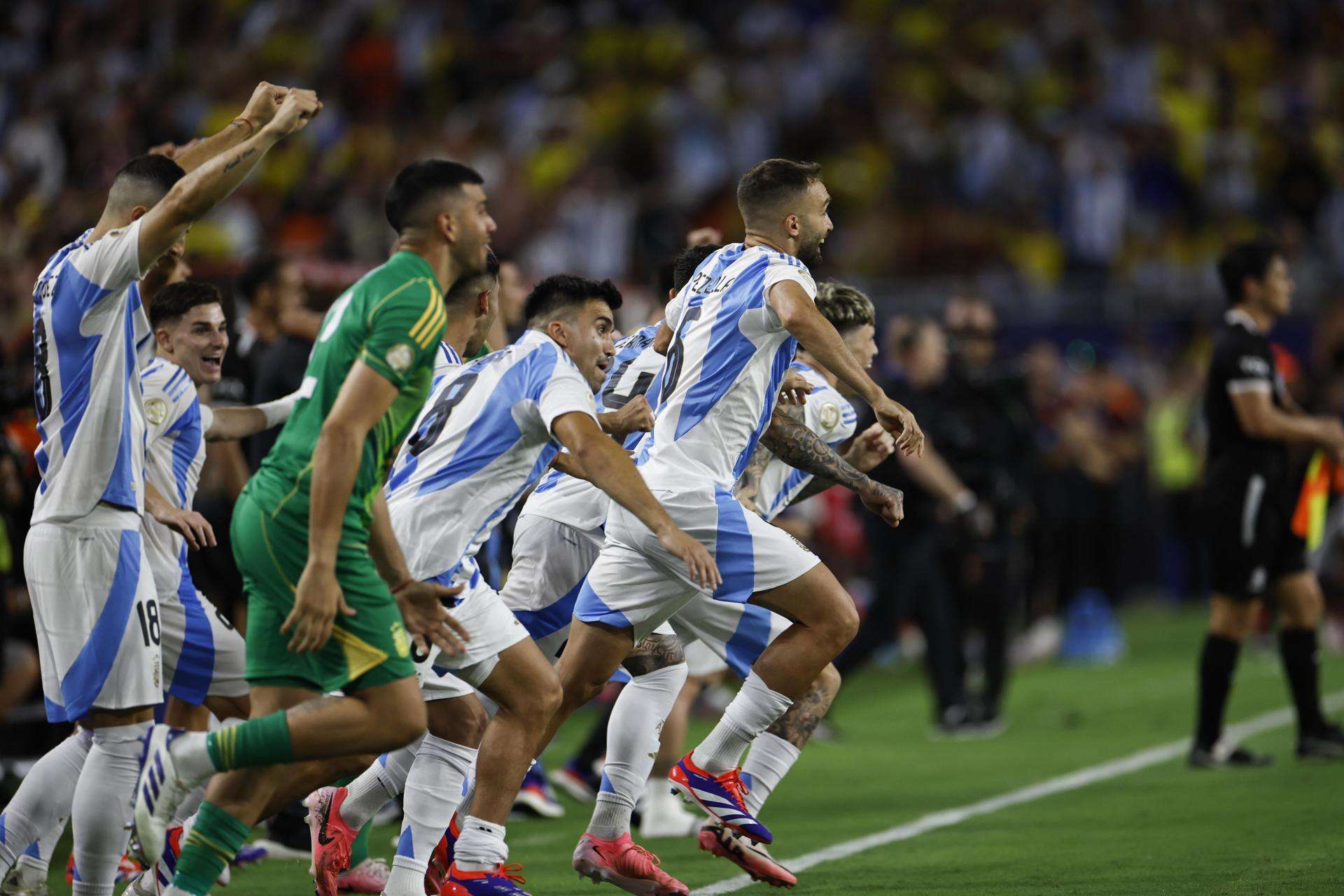 Los jugadores argentinos festejan el triunfo. /Foto: EFE