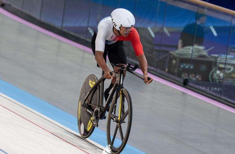 El paratleta panameño Esteban Goddard durante su participación ayer en los Juegos Paralímpicos de París 2024. Foto: Pandeportes