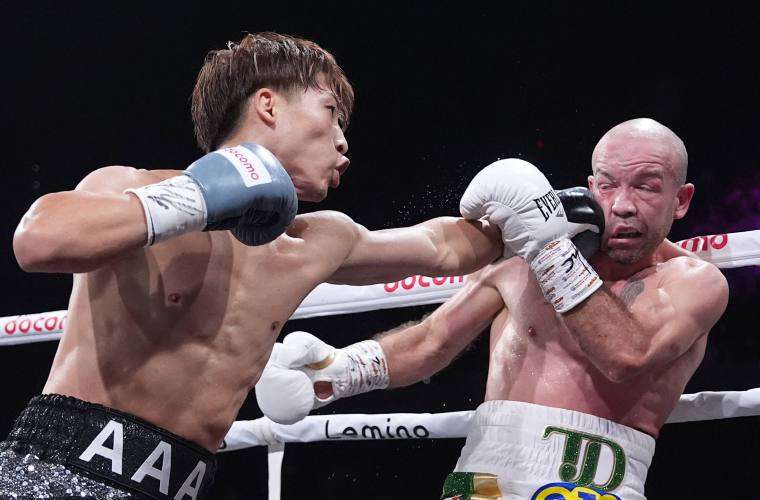 Naoya Inoue (i) en su pleito ante TJ Doheny ayer en Japón. Foto: Boxing Scene