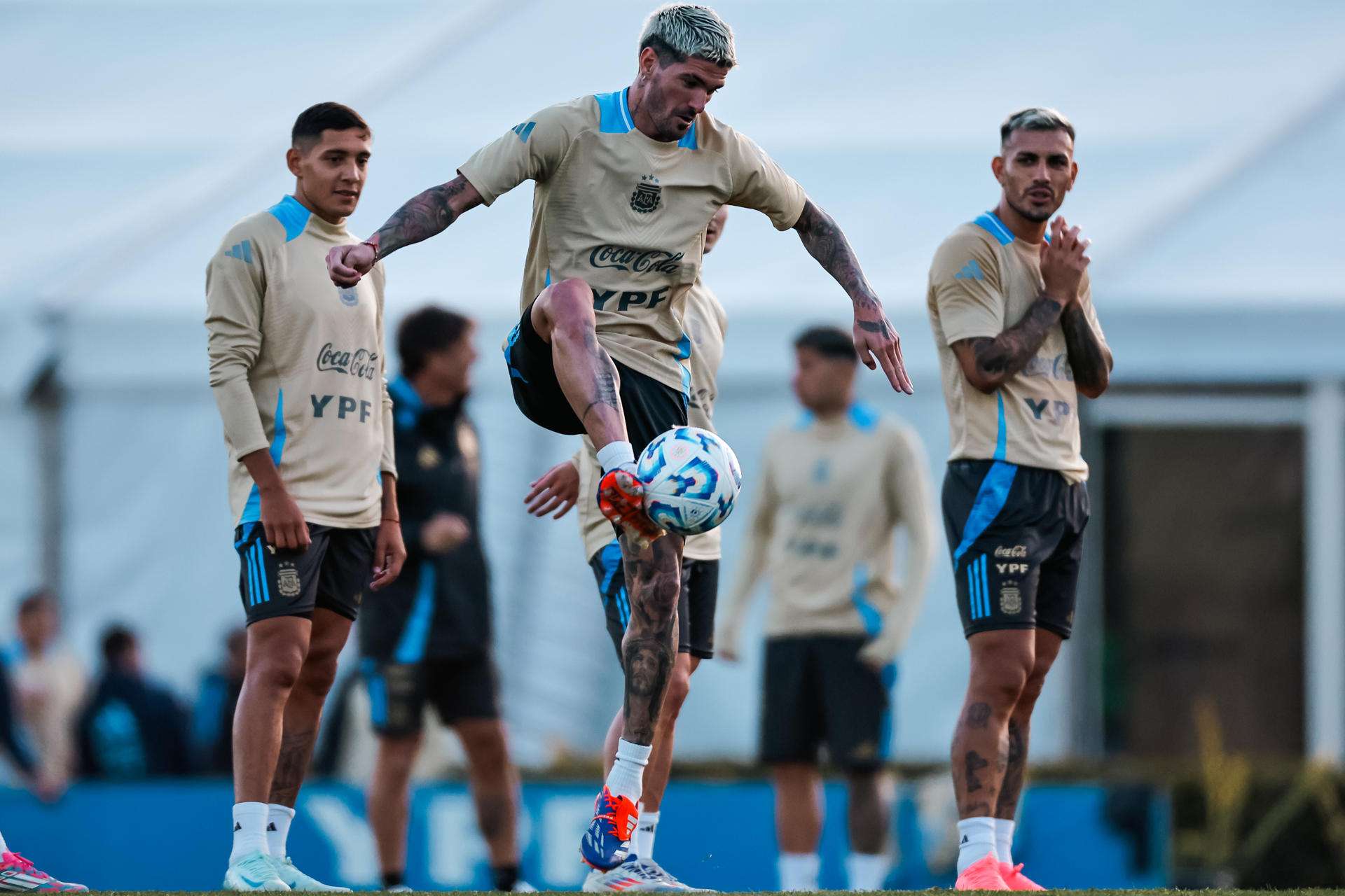 Rodrigo de Paul (c) participa en un entrenamiento en Buenos Aires (Argentina). EFE/ Juan Ignacio Roncoroni