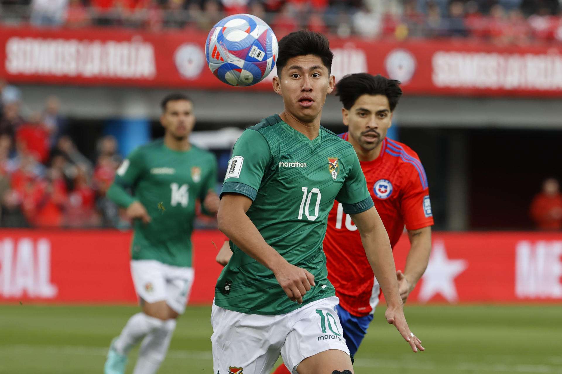 Miguel Terceros de Bolivia controla un balón este martes. /Foto: EFE