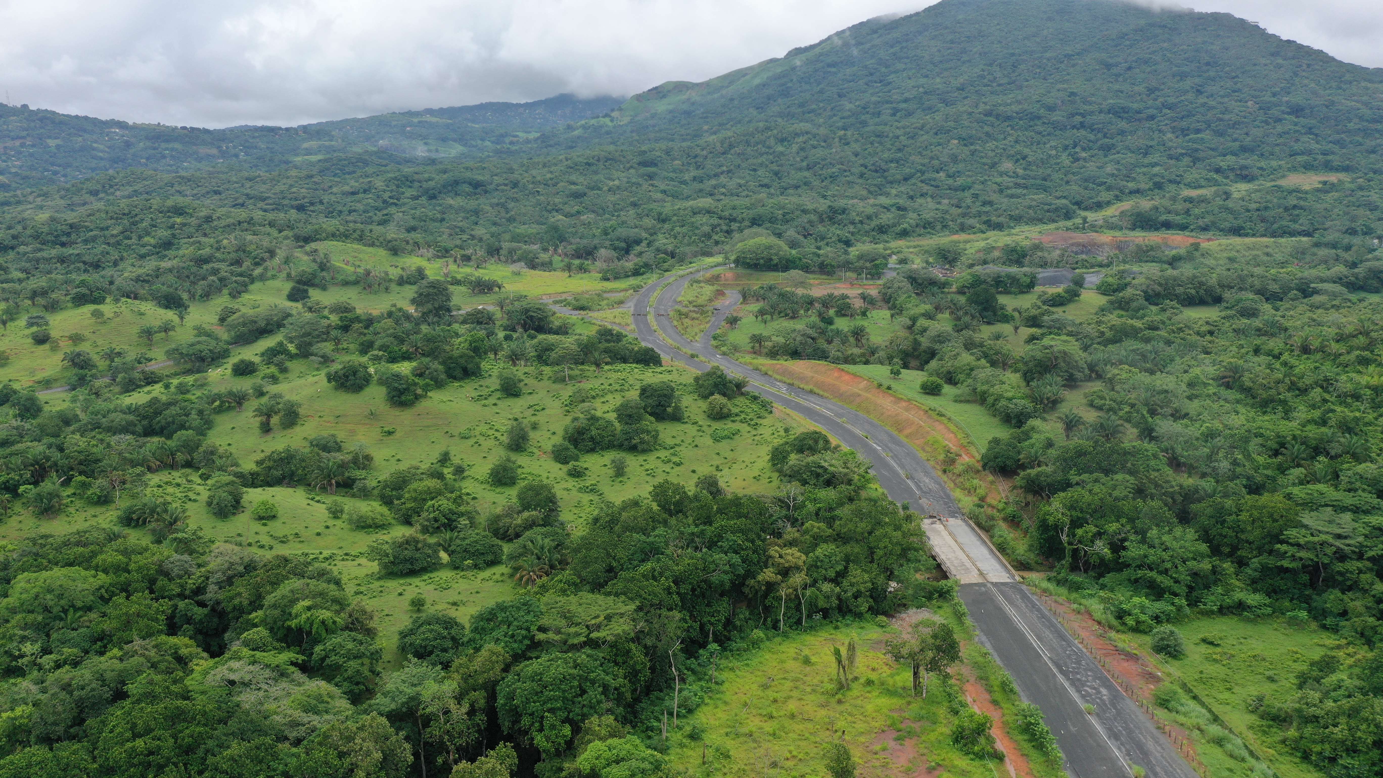 Vista de lo que será la carretera construida completamente.