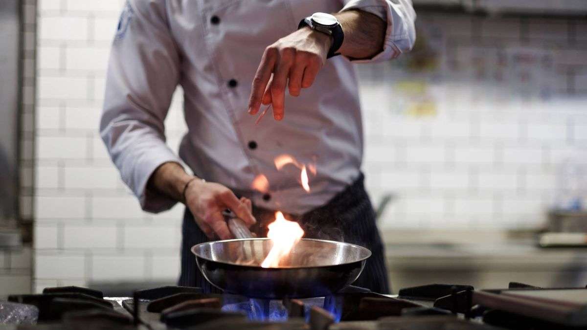 Se necesita cocinero.