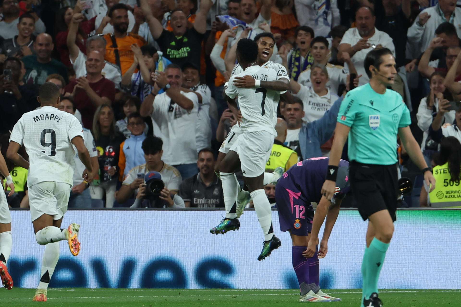 Los jugadores brasileños del Real Madrid, Vinicius y Rodrigo, celebran el segundo gol del equipo. /EFE