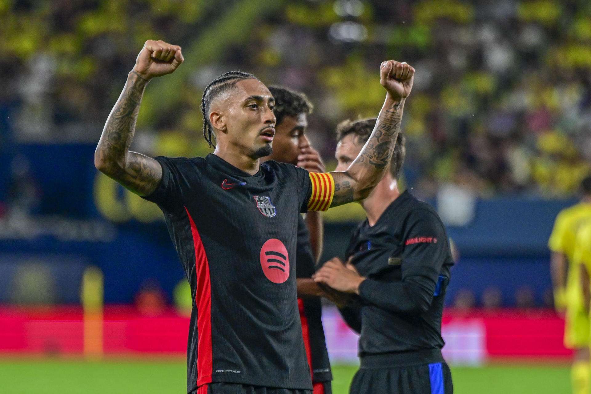 El delantero brasileño del FC Barcelona, Raphinha, celebra el quinto gol del equipo barcelonista. /Foto: EFE