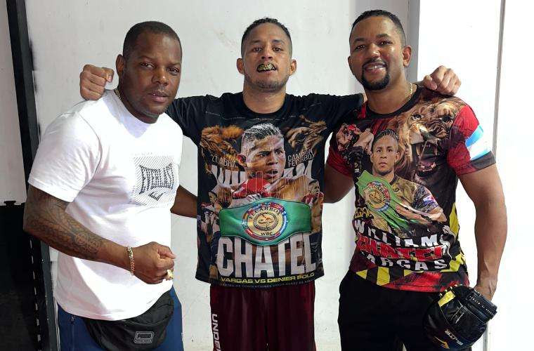 William ‘El Chatel’ Vargas (c) junto a los entrenadores Raynier &#039;Cuba&#039; Veliz (i) y Ricardo ‘El Maestrito’ Córdoba. Foto: Cortesía