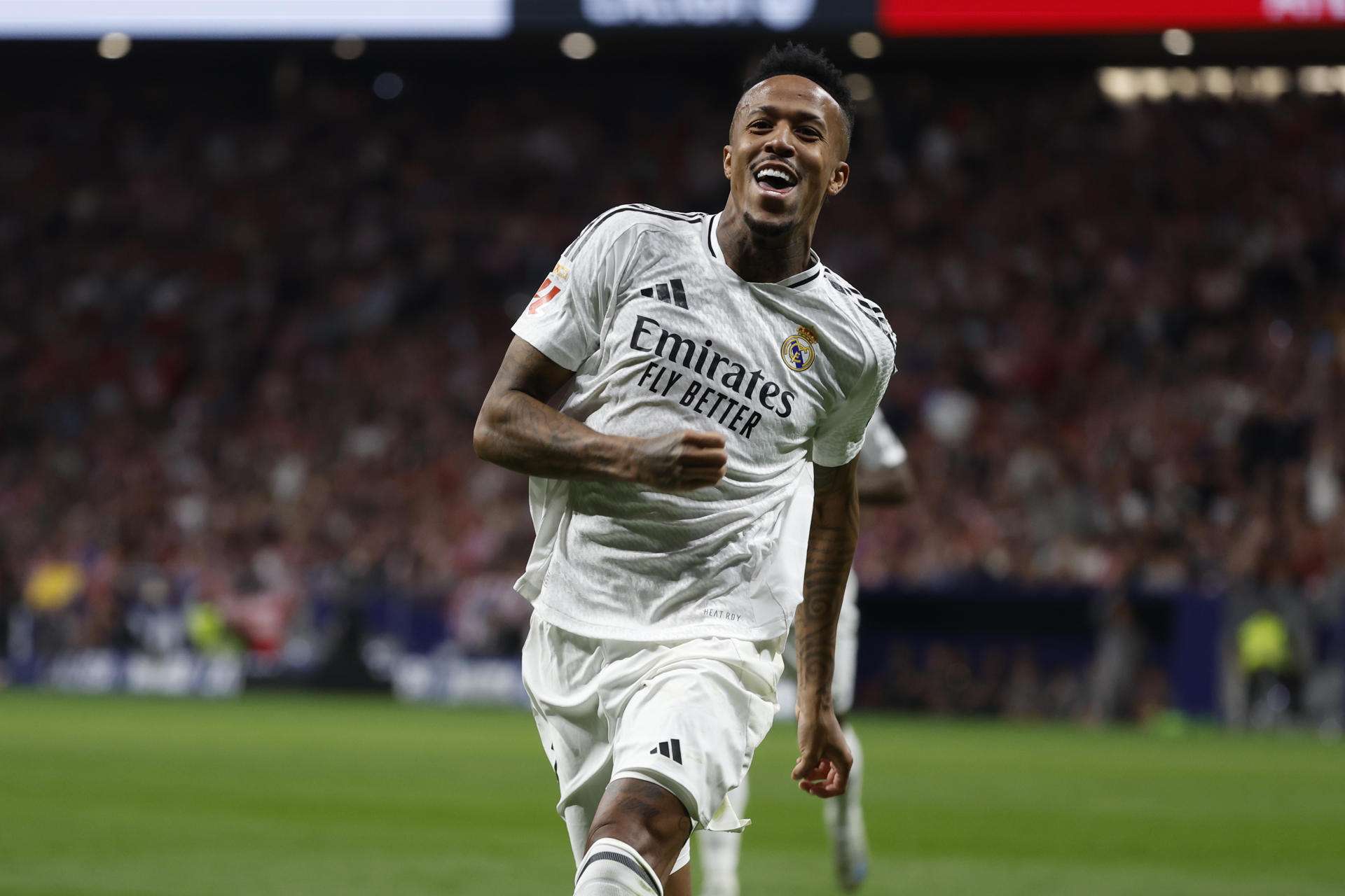 El defensa del Real Madrid Éder Militao celebra tras marcar ante el Atlético. /EFE