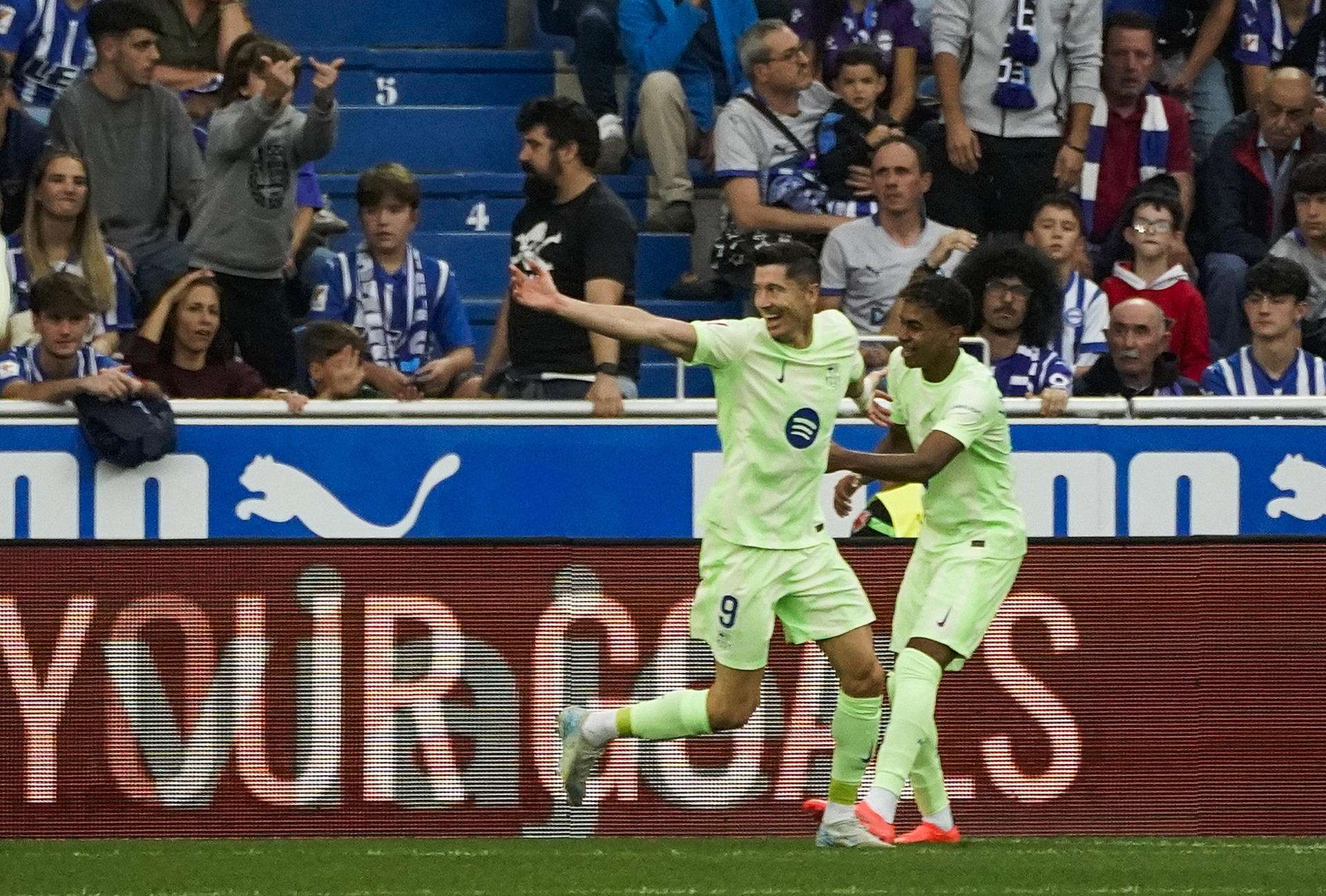 El delantero polaco del FC Barcelona Robert Lewandowski celebra con Lamine Yamal (d) el gol marcado ante el Alavés. /Foto: EFE