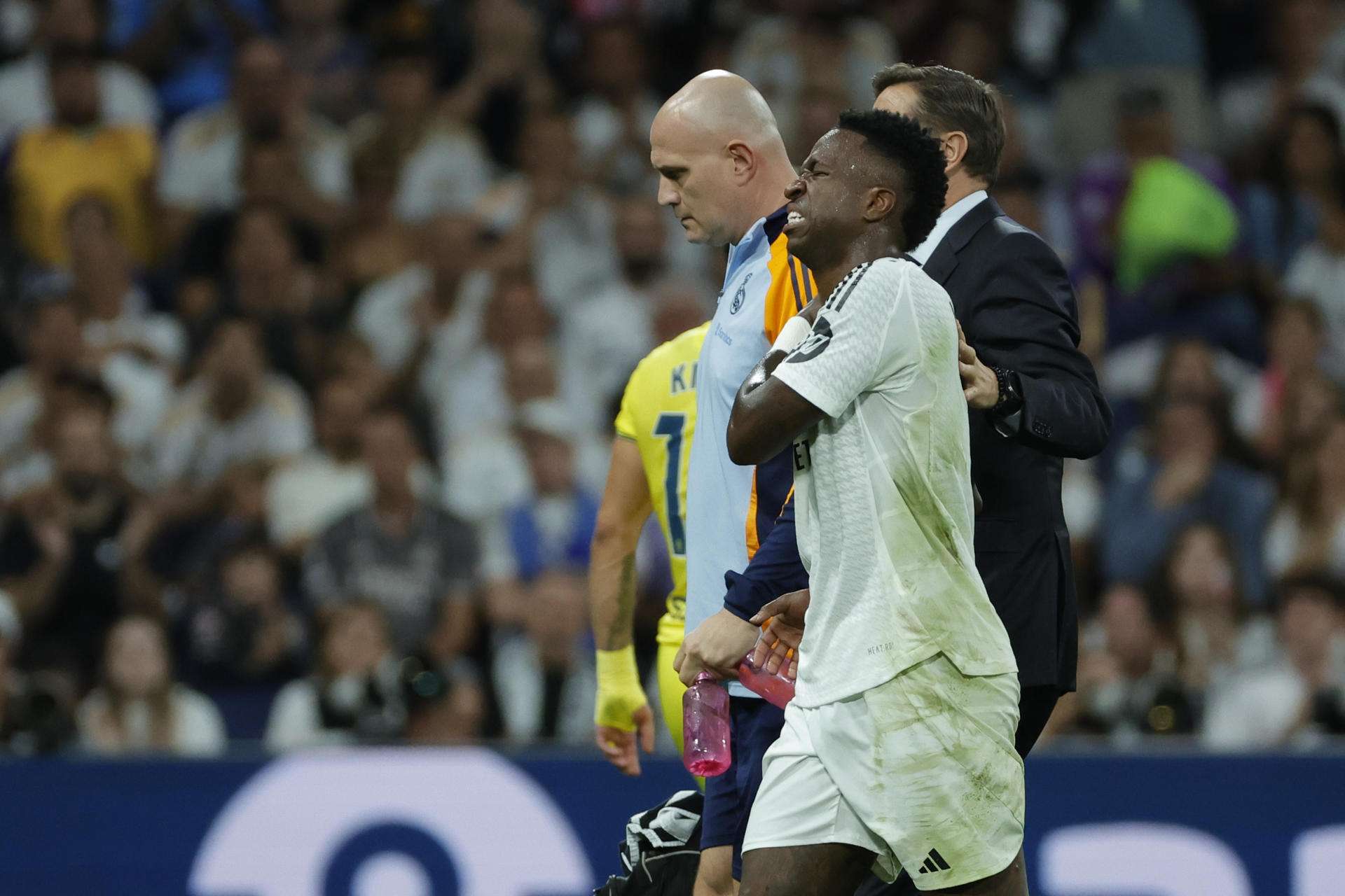 Vinicius Jr. se queja de la lesión. /Foto: EFE