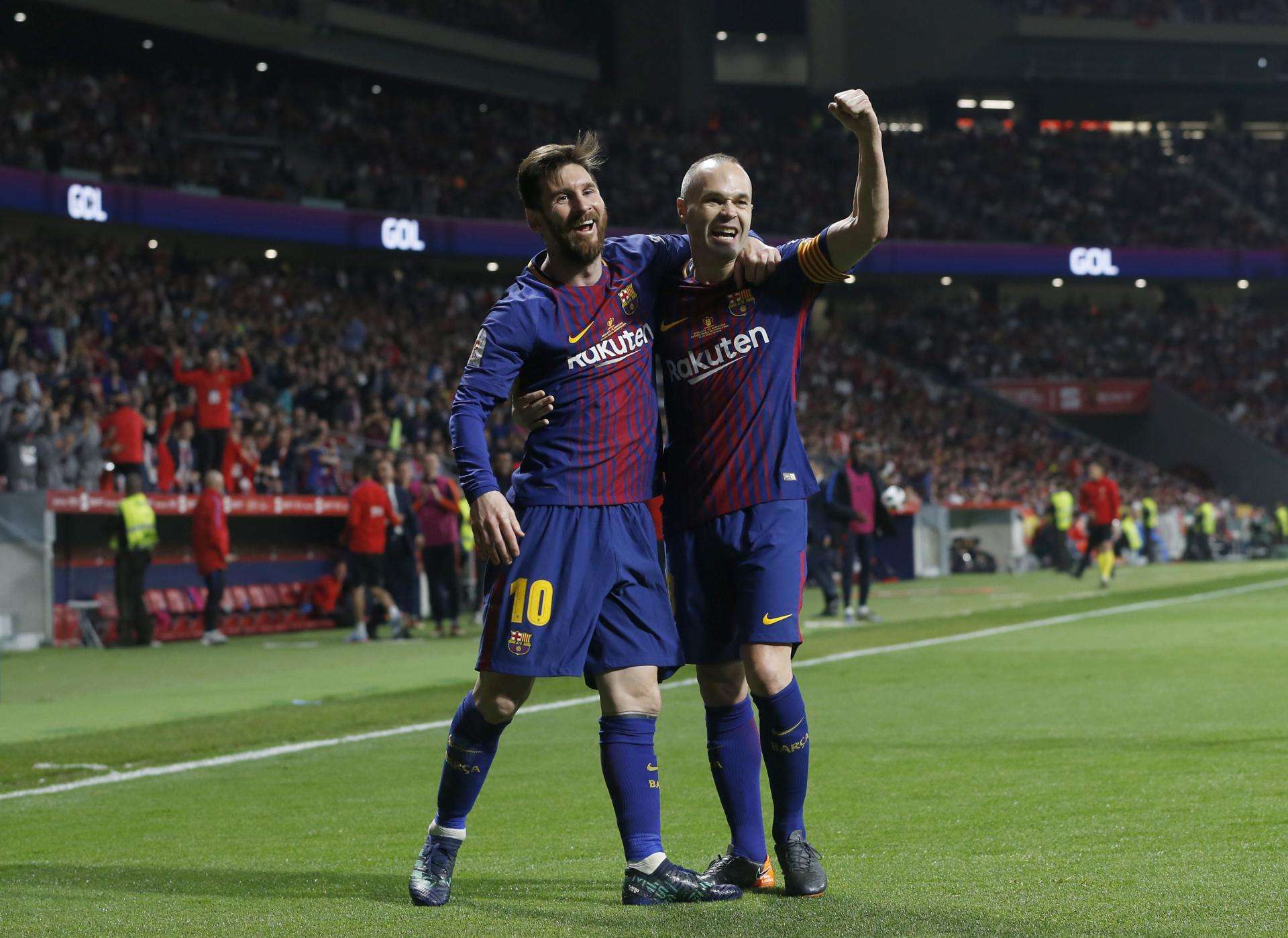 Los jugadores Lionel Messi (i) y Andrés Iniesta durante un partido con el FC Barcelona. EFE