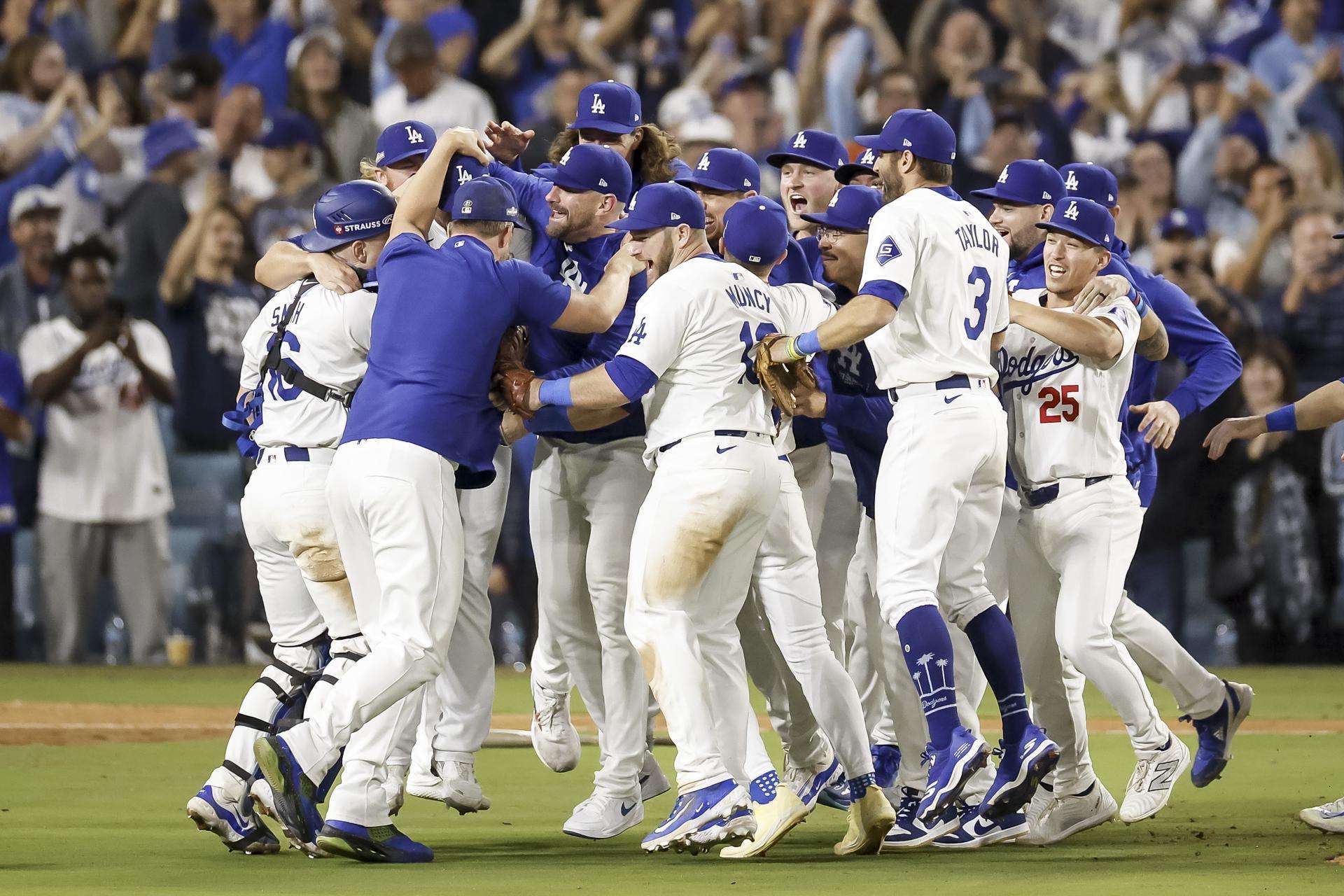 Los Dodgers de Los Ángeles festejan su victoria. /Foto: EFE