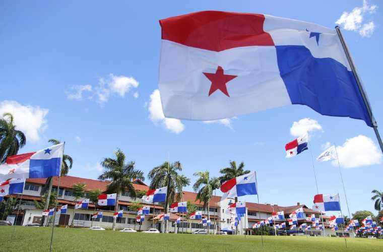 Banderas ondean en campo verde de la Ciudad del Saber.