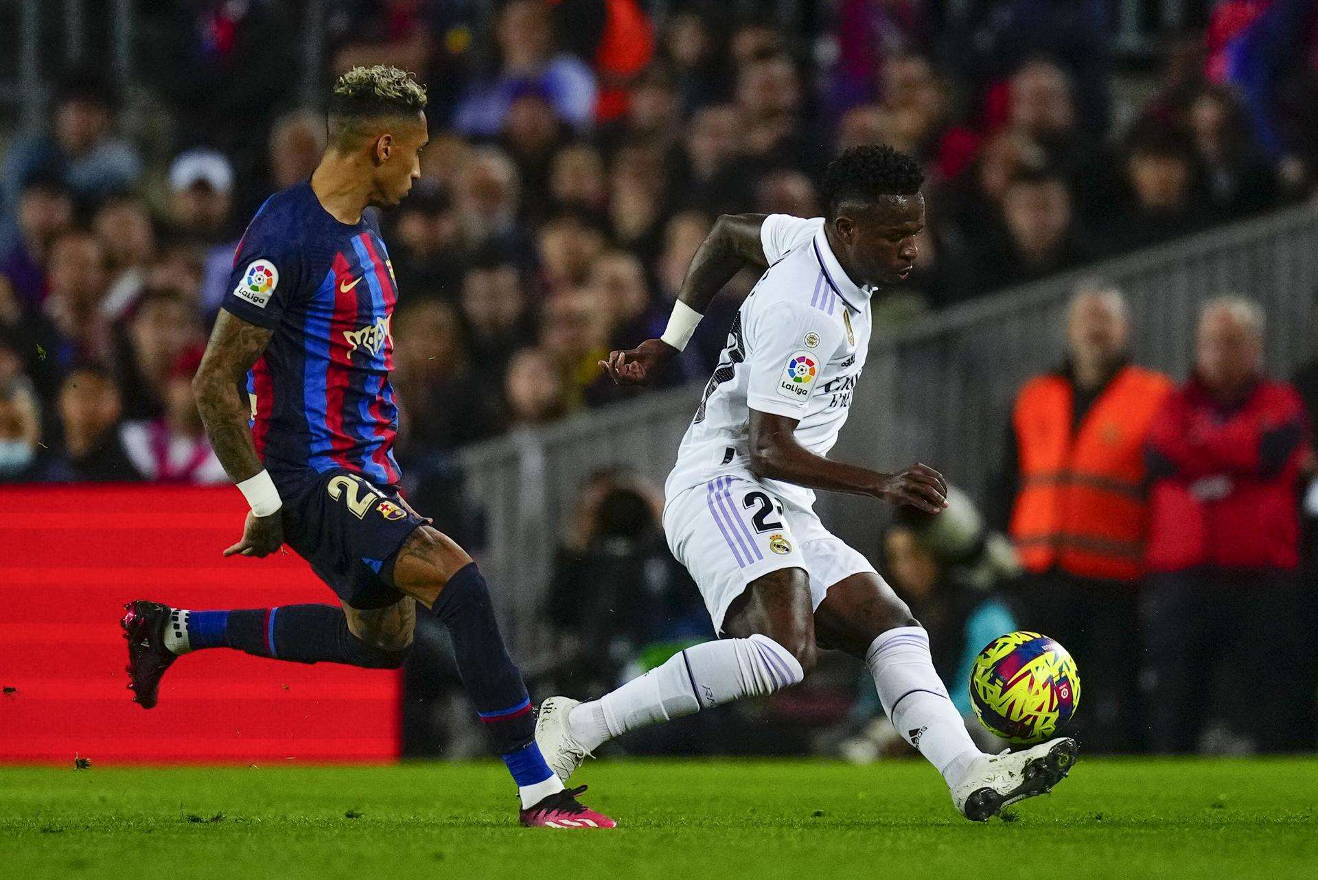 Foto de archivo de Vinicius (d) y Raphinha durante un Barcelona-Real Madrid. EFE