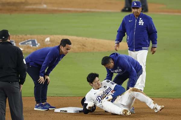 Shohei Ohtani es atendido luego de lesionarse en el partido. Foto EFE