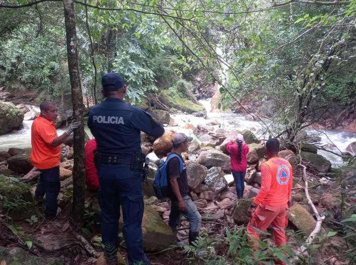 El 24 de octubre, personal de rescate de @Sinaproc_Panama logró la extracción de un cuerpo en la comunidad de Piura, corregimiento El Alto, distrito de Santa Fe, Veraguas.