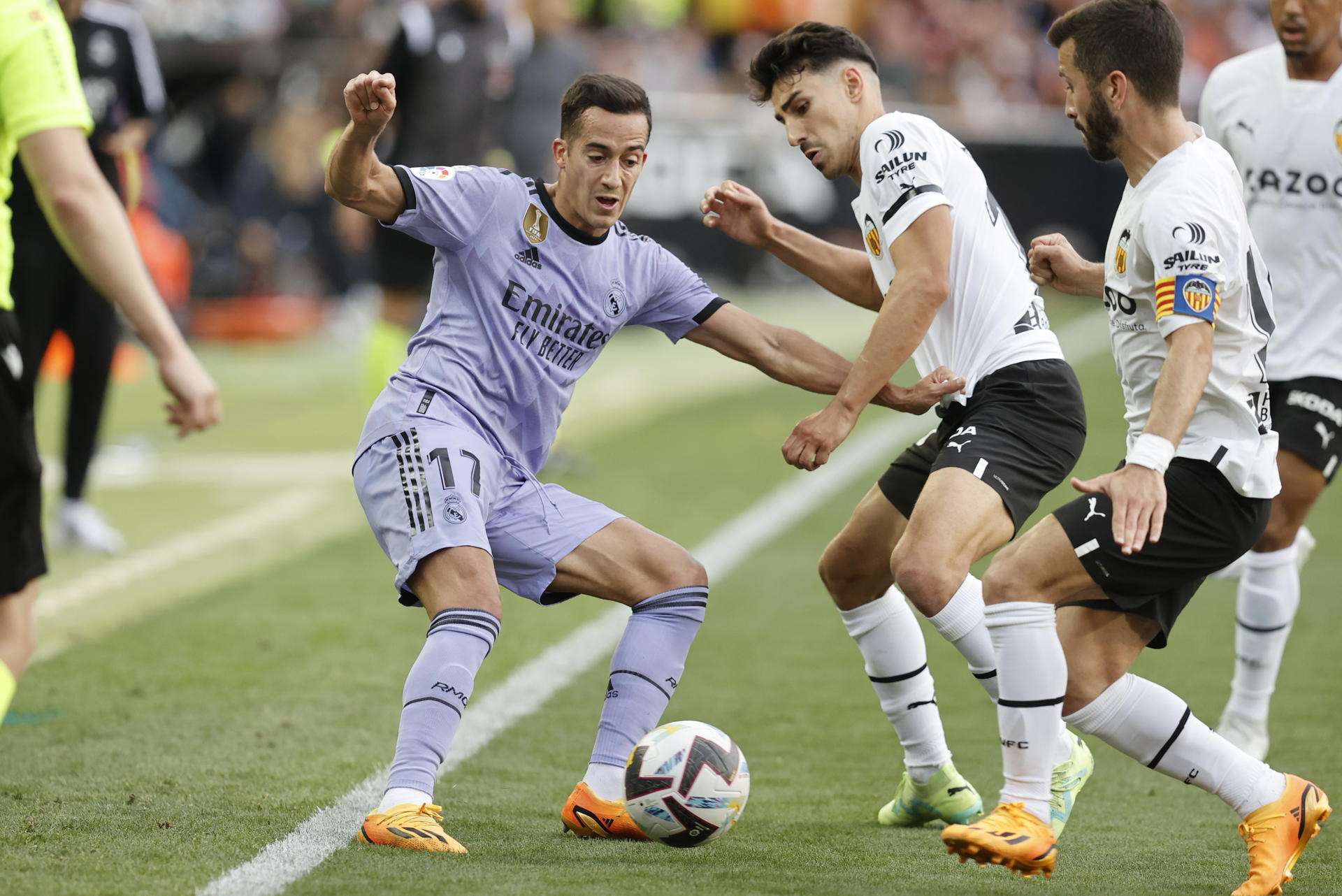 Lucas Vázquez (i), del Real Madrid, y Andre Almeida (c), del Valencia, durante un partido de LaLiga./ Foto: EFE