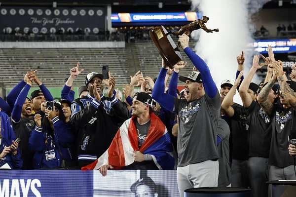 Freddie Freeman con el trofeo de Jugador Más Valioso de la Serie Mundial. Foto: EFE