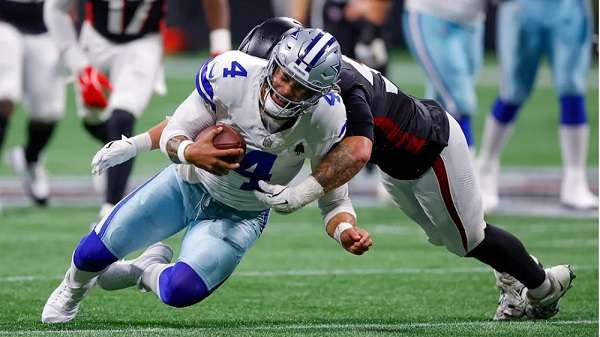 El quarterback Dak Prescott salió lesionado después de esta jugada. Foto: EFE