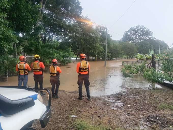 Miembros de Sinaproc encargado de entrega humanitaria a los damnificados.