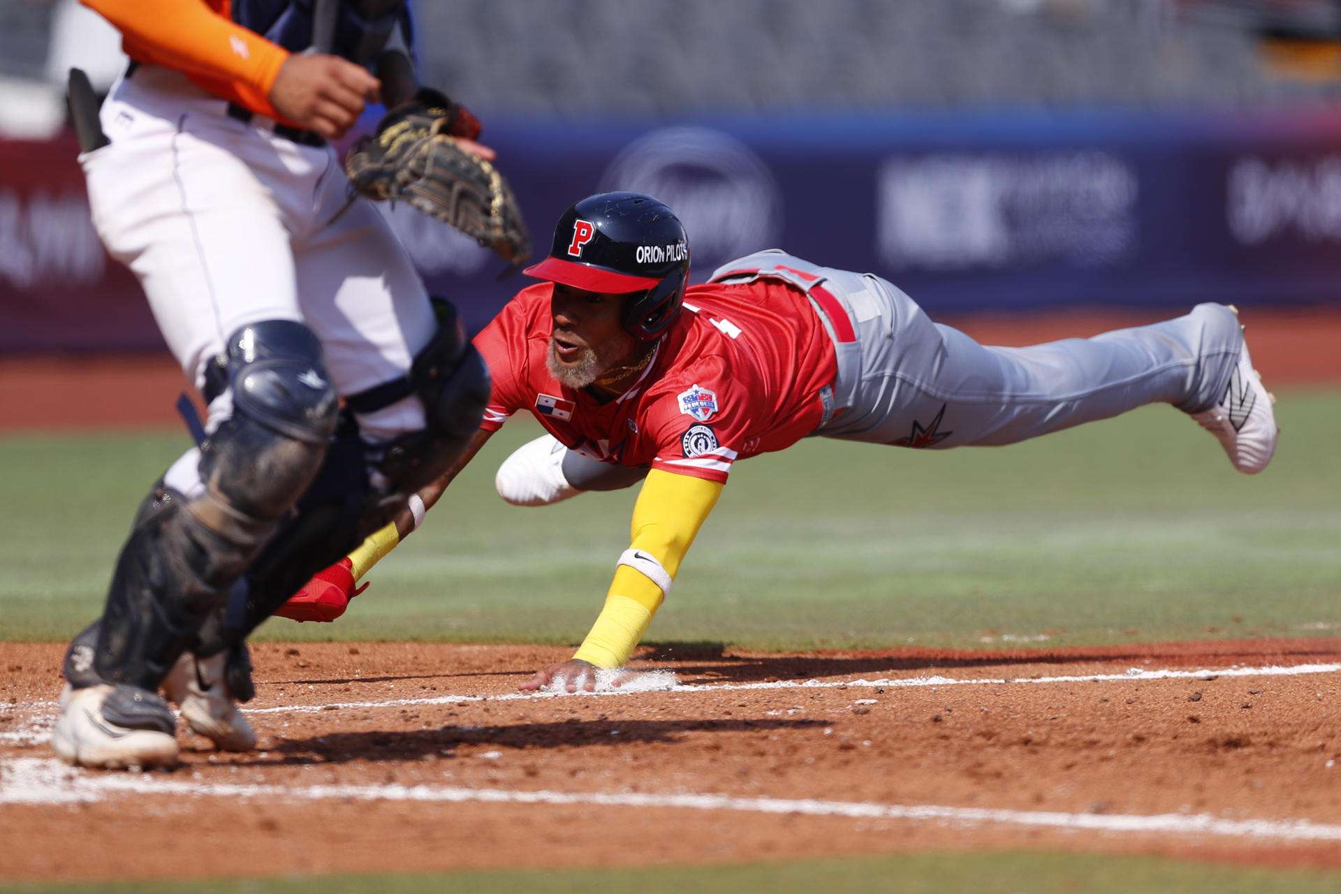 El panameño Edgard Muñoz Se arroja al piso para evitar ser ponchado durante el juego inaugural del torneo Premier 12 de béisbol. /Foto: EFE