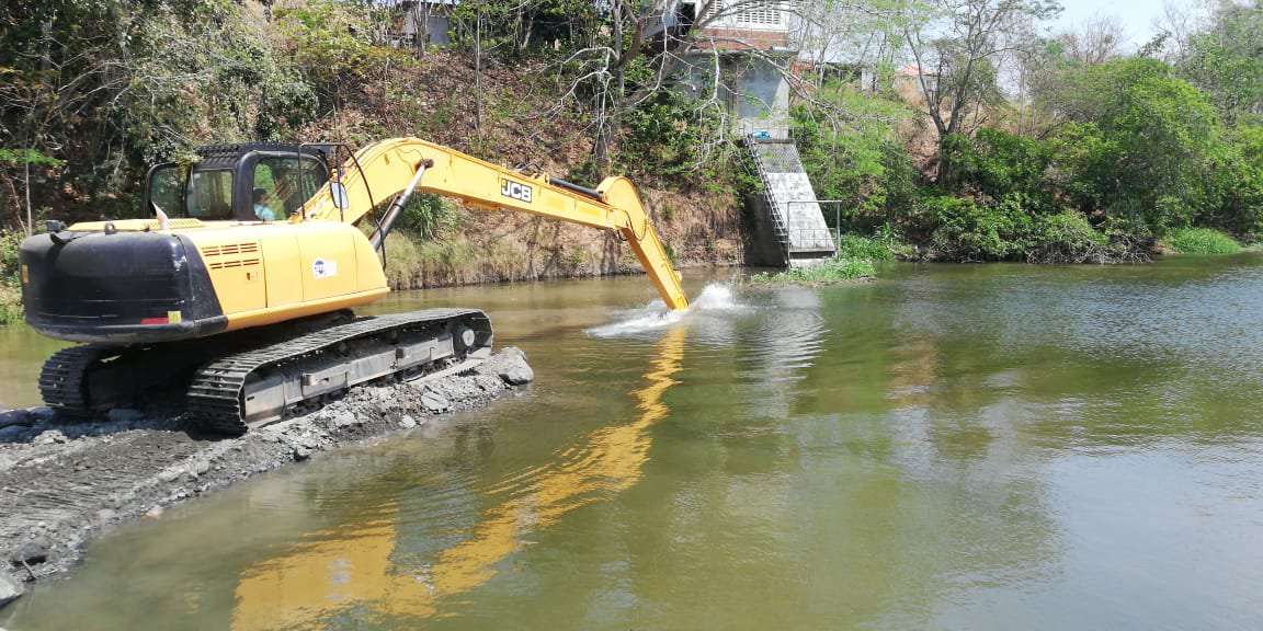  Se realizaron trabajos de liberación de sedimento acumulado cerca a la fosa de succión de la toma de agua cruda de la planta potabilizadora Rufina Alfaro.