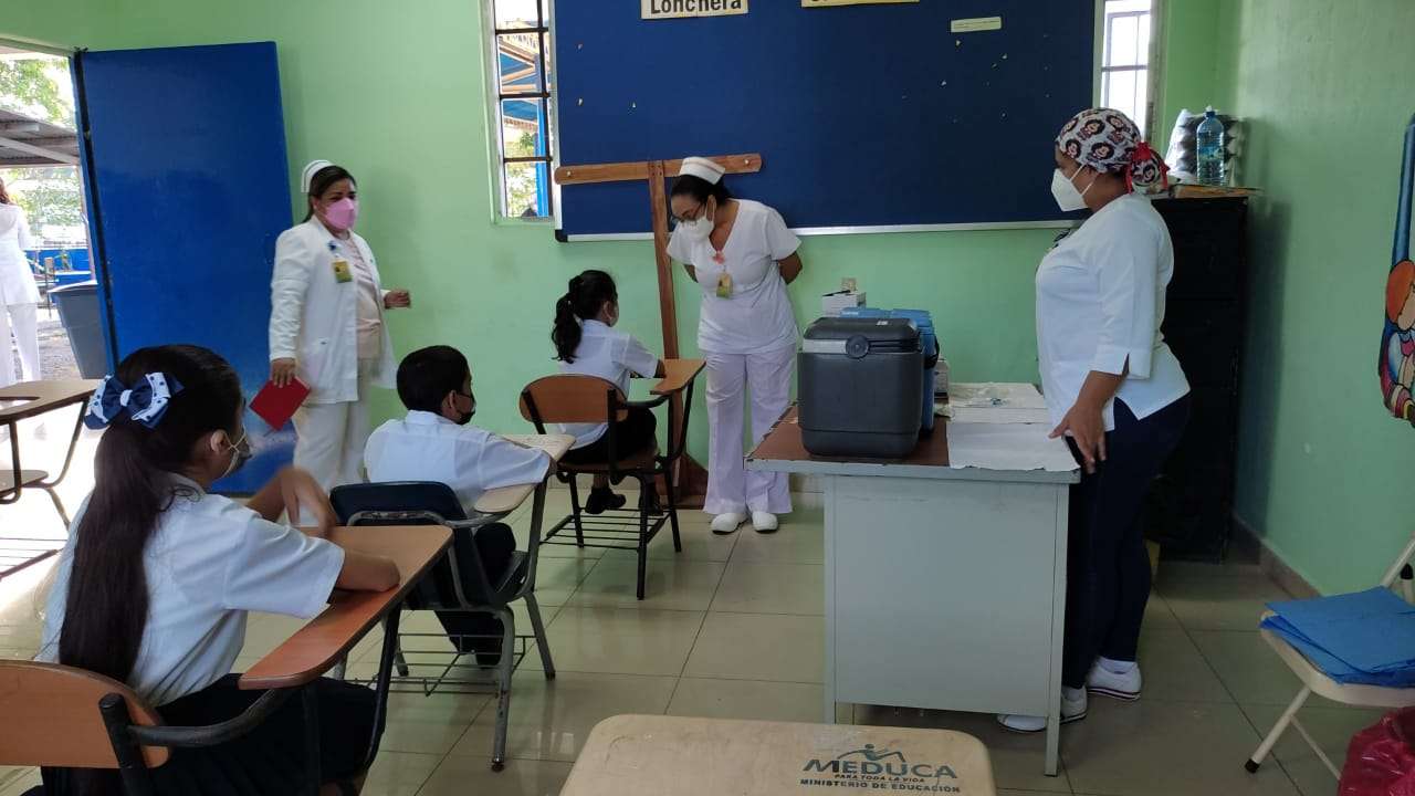 Un equipo de 200 enfermeras y médicos visitan los centros educativos