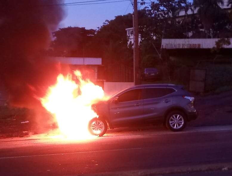 Vista general del vehículo en llamas. Foto: @TraficoCPanama
