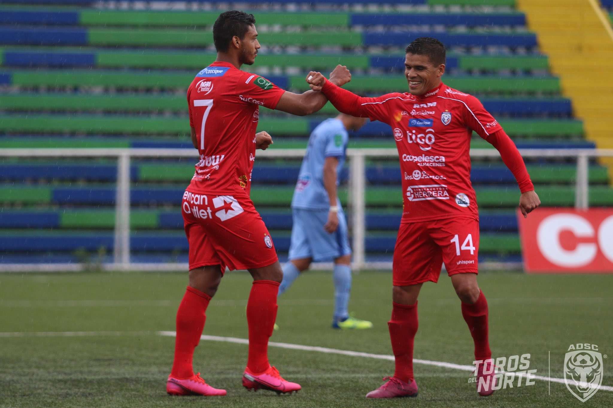 Jorman Aguilar (izq.) celebra el gol anotado. 