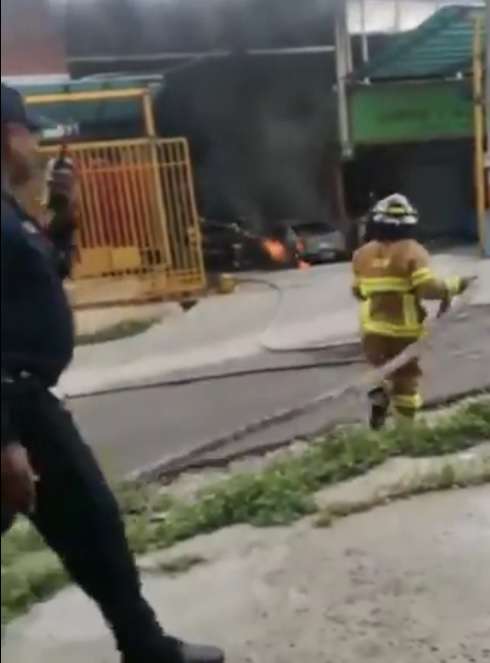 Auto se incendió en un taller de mecánica.