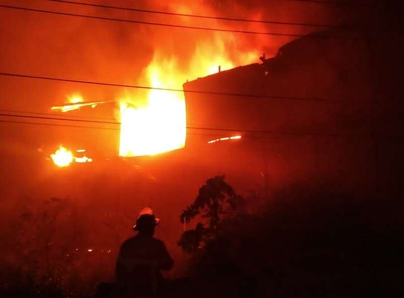 Debido a la intensidad del calor, muchas de las paredes del inmueble colapsaron.