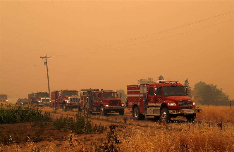 Efectivos de bomberos circulan por una carretera durante las labores de extinción de un incendio en Guinda, California, Estados Unidos, el 2 de julio de 2018. EFE