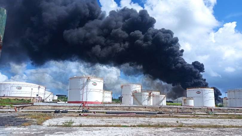 Una columna de humo se alza tras el incendio en un depósito de combustible,  en Matanzas (Cuba). EFe