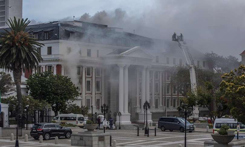 Un incendio se desató la mañana de este domingo en el Parlamento de Sudáfrica, en Ciudad del Cabo. EFE