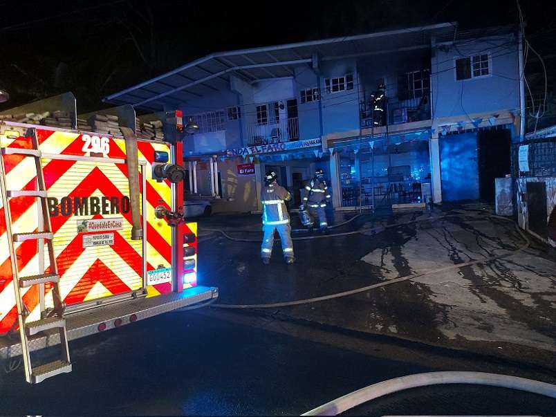 Bomberos lograron evacuar a los ocupantes del inmueble.