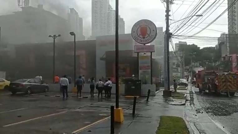 Unidades del Cuerpo de Bomberos de Panamá se presentaron al lugar para controlar el incendio.