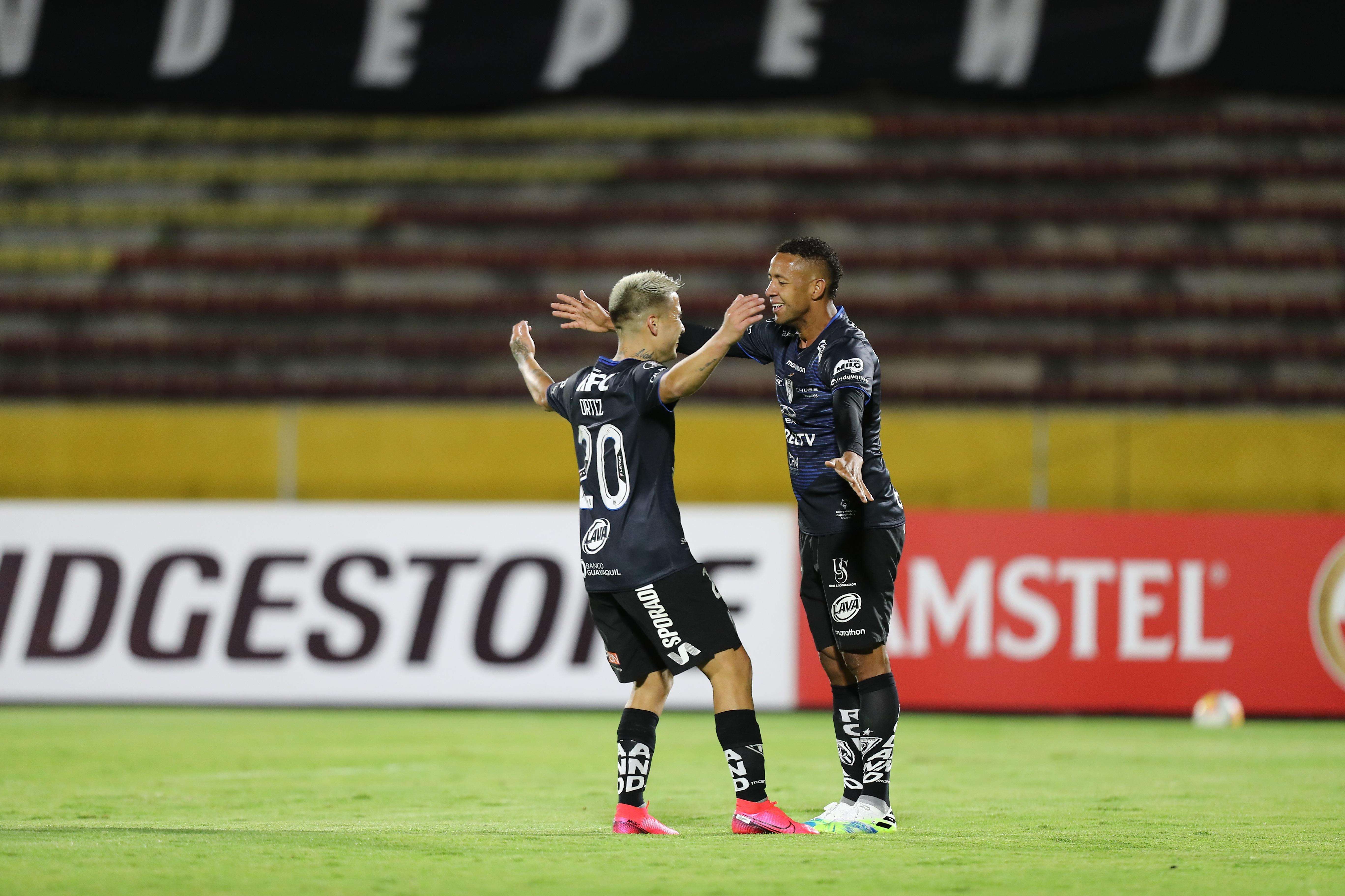 Gabriel Torres(d) celebra el gol con su compañero Cristian Ortiz (i)/EFE