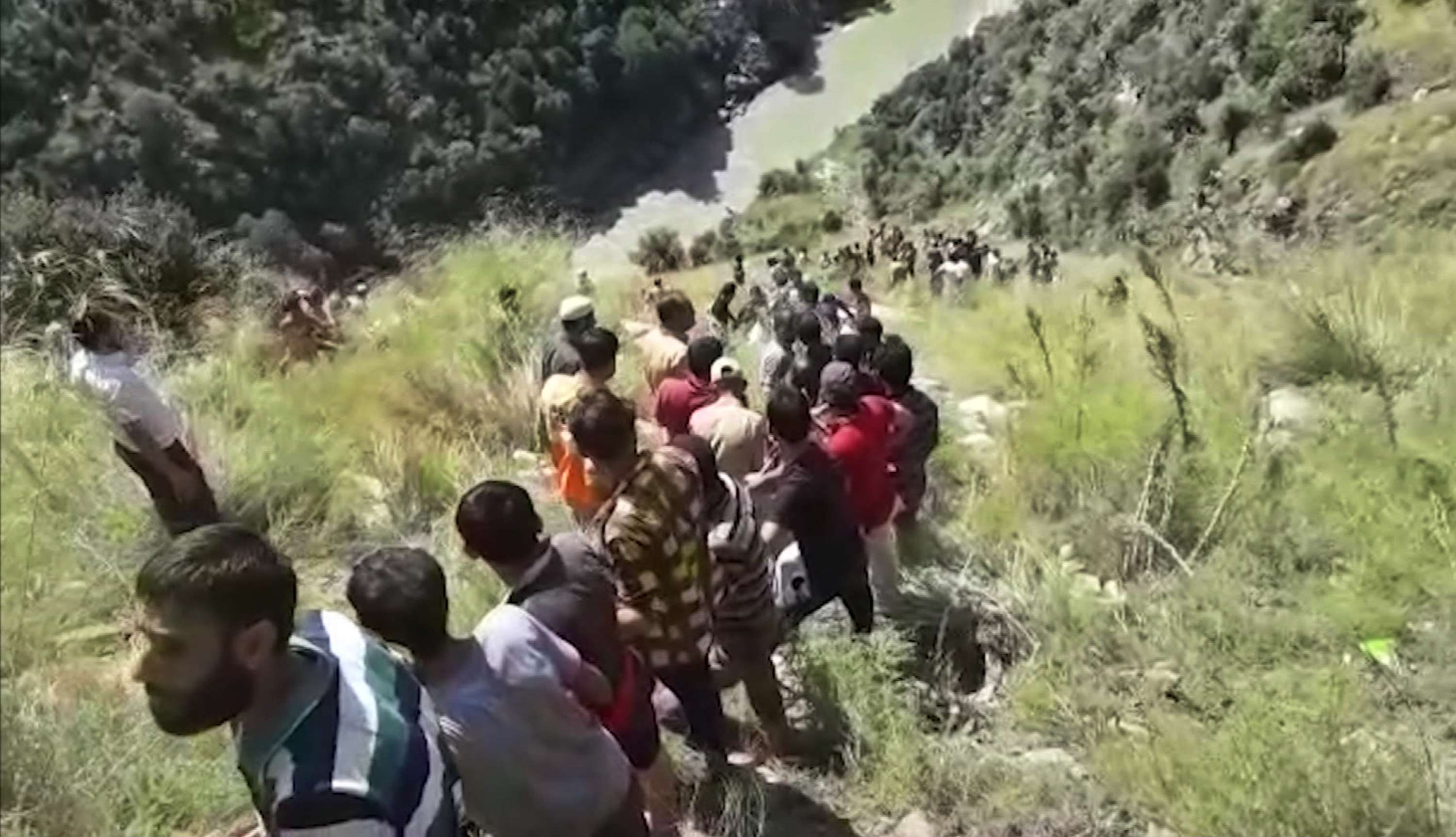 Socorristas tratan de llegar hasta un autobús que se desbarrancó cerca de Kishtwar, ubicado a unos 217 kilómetros (135 millas) al sureste de Srinagar, área de Cachemira controlada por India, el viernes 14 de septiembre del 2018. AP 