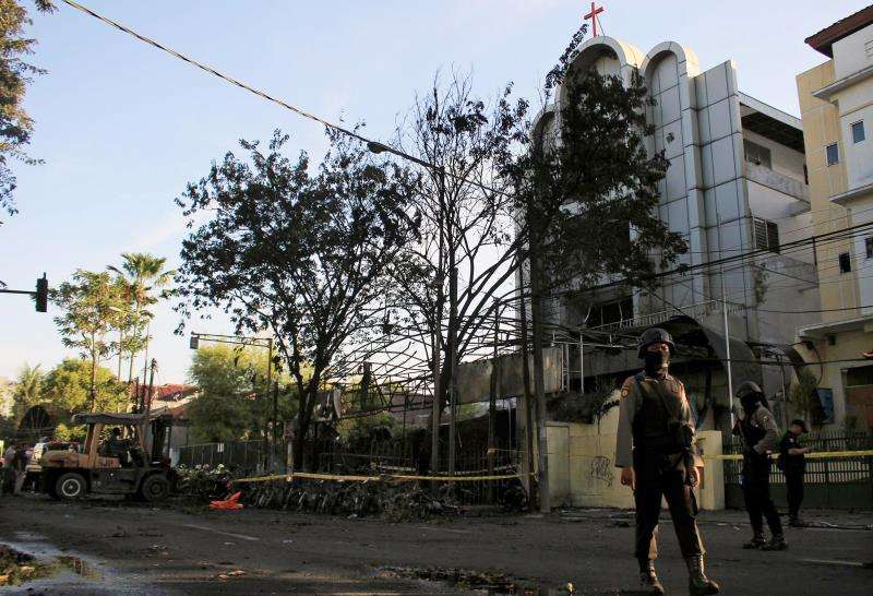 El presidente de Indonesia, Joko Widodo, transmitió sus condolencias a las familias de las víctimas en una intervención televisada desde el exterior de la iglesia pentecostal . Foto: EFE