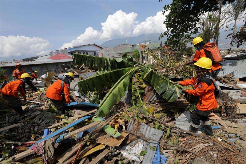  Trabajadores de la Agencia Nacional de Búsqueda y Rescate de Indonesia (BASARNAS) buscan cuerpos bajo las ruinas de una casa cerca de la playa de Talise en Palu, Sulawesi (Indonesia). EFE