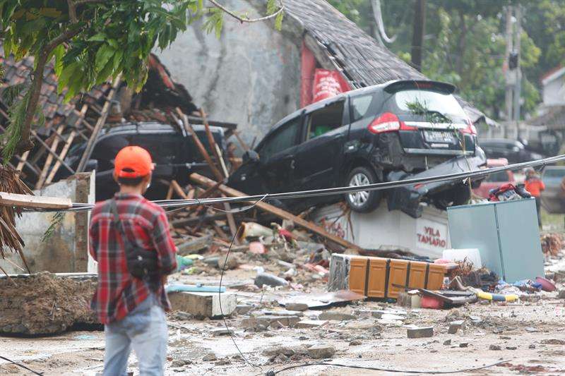 Un tsunami que golpeó anoche las costas del Estrecho de Sonda, entre las islas indonesias de Sumatra y Java, informó hoy la Agencia Nacional de Gestión de Desastres (BNPB). EFE