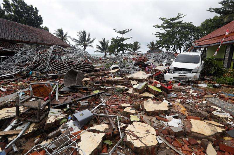 Vista de los daños ocasionados por el tsunami que golpeó anoche sin activar las alarmas el litoral del Estrecho de Sonda, entre las islas indonesias de Java y Sumatra. EFE