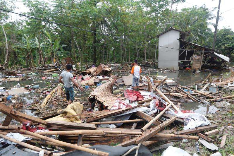 Vecinos recogen escombros en una de las áreas devastadas por el tsunami en Sunda Strait en Carita, Banten, Indonesia, hoy, 26 de diciembre de 2018. EFE