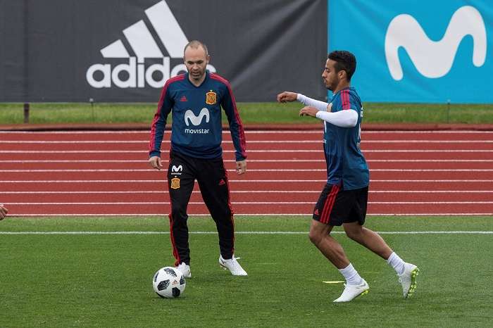 Los centrocampistas, Andrés Iniesta (i), y Thiago Alcántara, durante el entrenamiento de la selección española./EFE