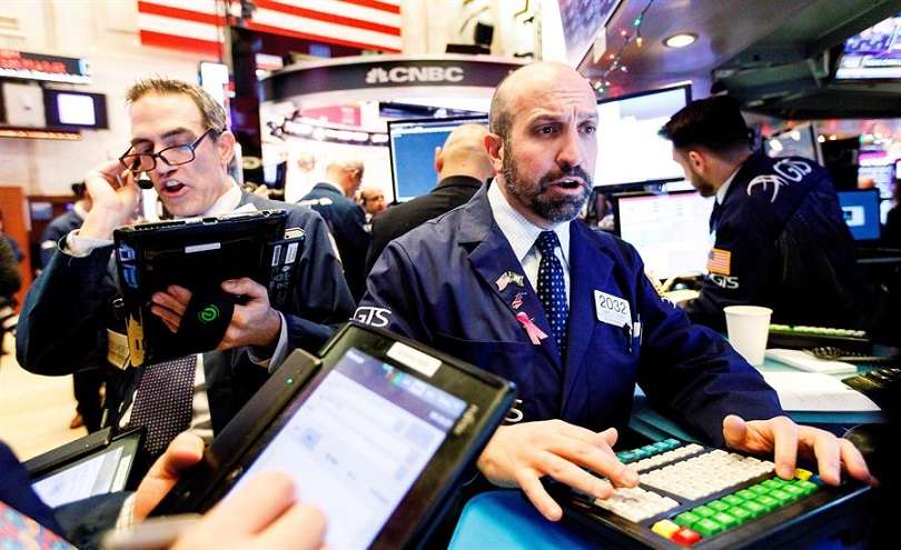 Intermediarios financieros observan el desarrollo del mercado en la Bolsa de Nueva York, Estados Unidos. EFE