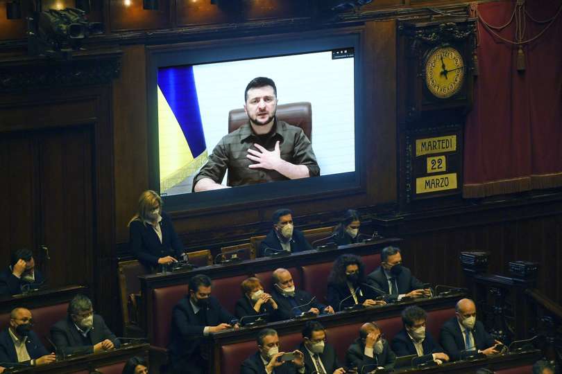 Intervención por videoconferencia del presidente ucraniano, Volodimir Zelenski (en la pantalla) en una sesión extraordinaria del Parlamento italiano. EFE