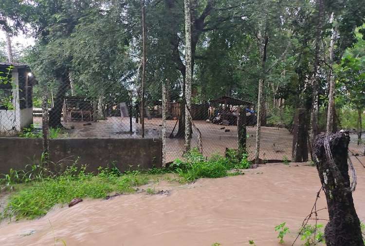 Los Bomberos atienden emergencia por inundaciones en Puerto Armuelles