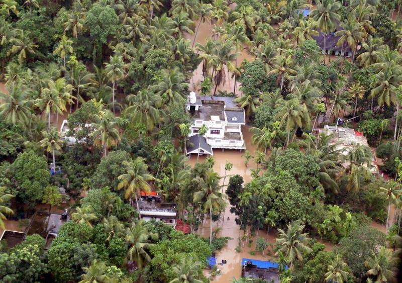 Vista aérea de una zona afectada durante las inundaciones sufridas en Kochi (India). EFE/Archivo