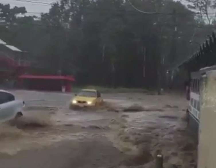 Las precipitaciones, que se mantuvieron toda la tarde, provocaron que el río que pasa por Nuevo San Juan centro se desbordara.