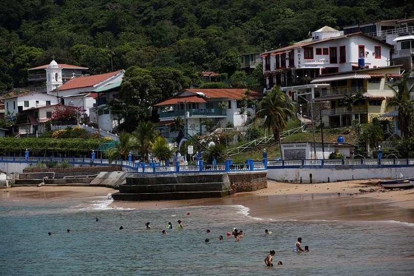 Turistas disfrutan hoy de una playa en la isla de Taboga (Panamá). Taboga, una pequeña y exótica isla del Pacífico de Panamá. EFE