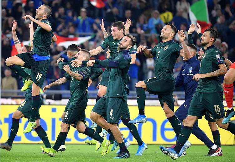 Jugadores celebran la clasificación a la Eurocopa 2020. Foto: AP 